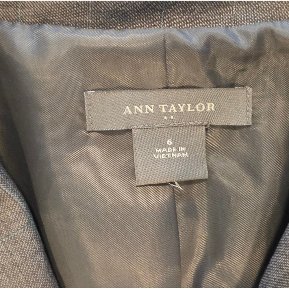 Ann Taylor Womens Grey Pinstripe Two Button Blazer Jacket Size 6 Professional - Picture 2 of 5
